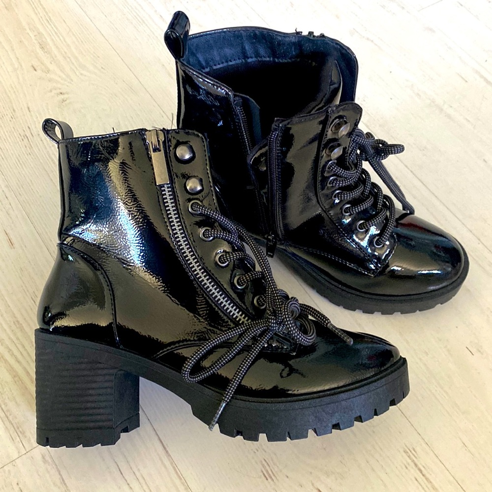 Hightops combat boots